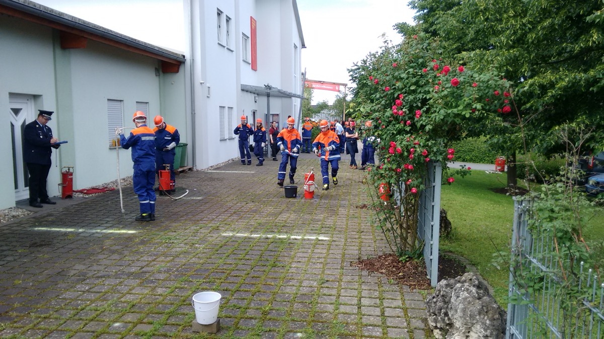 Jugendliche bei der feuerwehrtechnischen Ausbildung