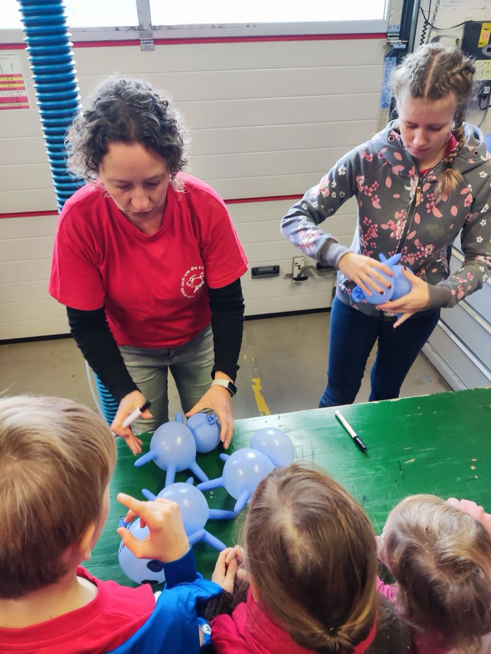 Kinderfeuerwehr beim Experimentieren